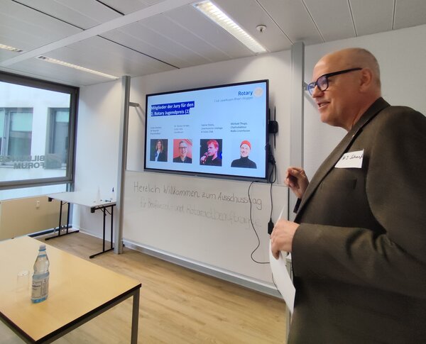 Hans-Jörg Schäfer vom RC Leverkusen Rhein-Wupper stellte beim Distriktausschuss-Tag für die Berufsdienst- und Rotaractbeauftragten des Distrikts den Rotary-Jugendpreis 2025 und seine Entstehung vor. 