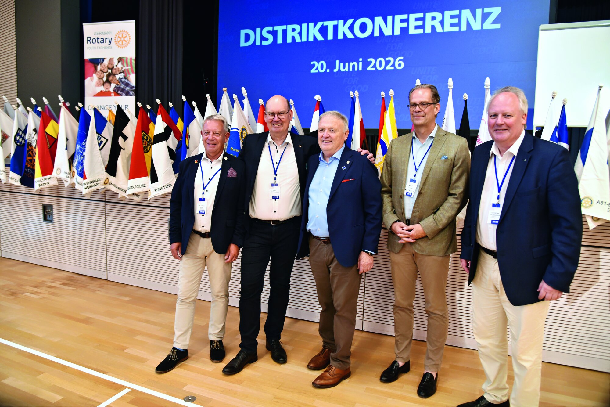 Die Governor-Stafette des Distrikts 1930 präsentiert sich (von links): Rüdiger Dube (incoming Governor), Jörg Hochhausen (Governor 2026/27), Klaus Brodbeck (Governor 2025/26), Frank Palm (Governor nominee) und Christian Falkenstein (Past Governor) Die Governor-Stafette des Distrikts 1930 präsentiert sich (von links): Rüdiger Dube (incoming Governor), Jörg Hochhausen (Governor 2026/27), Klaus Brodbeck (Governor 2025/26), Frank Palm (Governor nominee) und Christian Falkenstein (Past Governor)