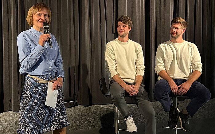 Clubpräsidentin Mariann Mang im Gespräch mit den Brüdern Kevin und Tobias Schmutzler, die bei dem Film Regie führten. Clubpräsidentin Mariann Mang im Gespräch mit den Brüdern Kevin und Tobias Schmutzler, die bei dem Film Regie führten.