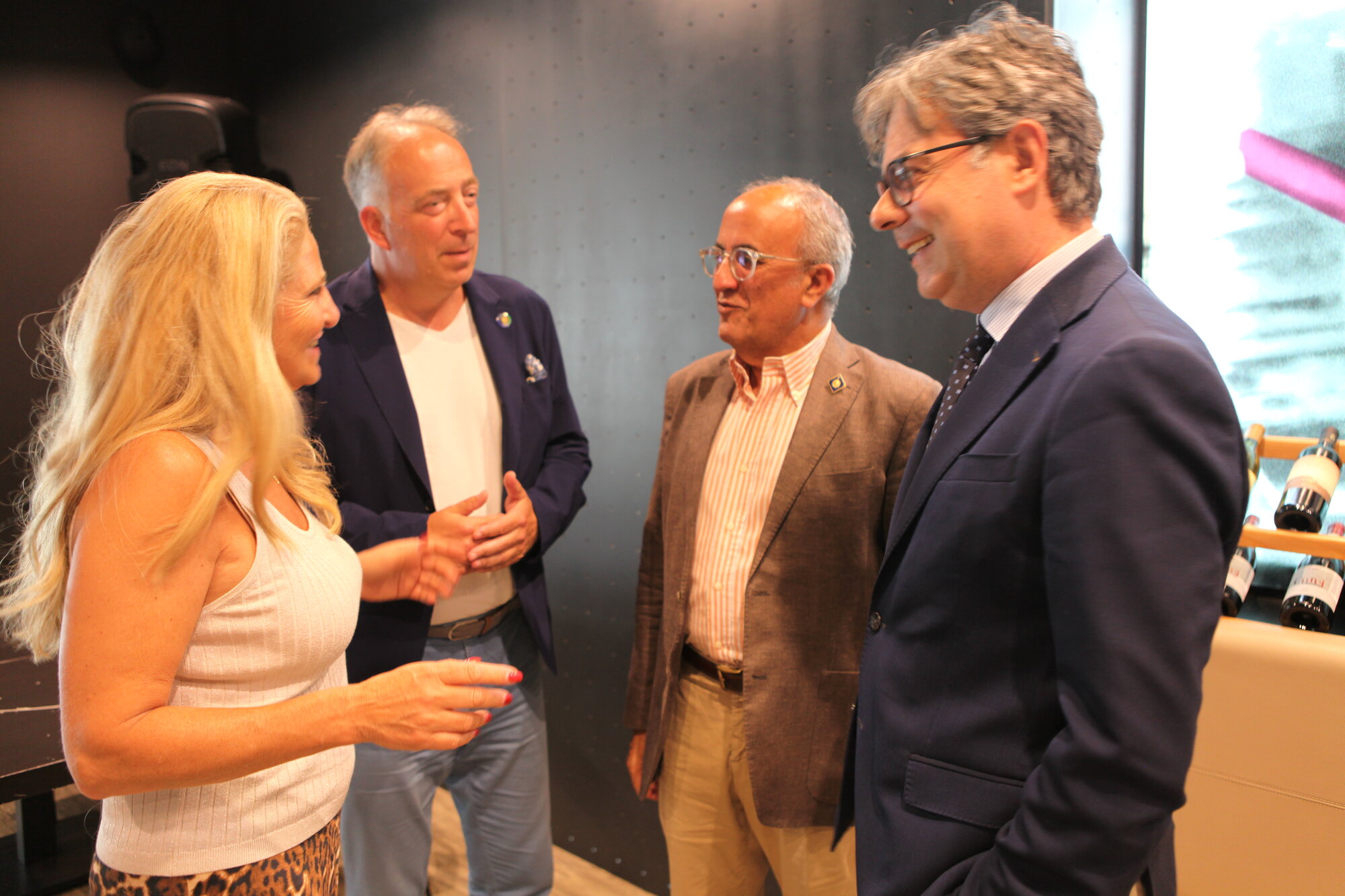 Ins Gespräch miteinander vertieft: Gerti Gruber und Gunther Gröss sprechen mit Dino De Marco und Gianpaolo Latella. Ins Gespräch miteinander vertieft: Gerti Gruber und Gunther Gröss sprechen mit Dino De Marco und Gianpaolo Latella.