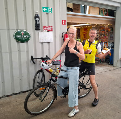 Julia Vietmeier vom RC Detmold und Henk van Ramshorst (RC Arnhem-Oost) testen das Buffalo Bike, das in Sambia helfen soll Julia Vietmeier vom RC Detmold und Henk van Ramshorst (RC Arnhem-Oost) testen das Buffalo Bike, das in Sambia helfen soll