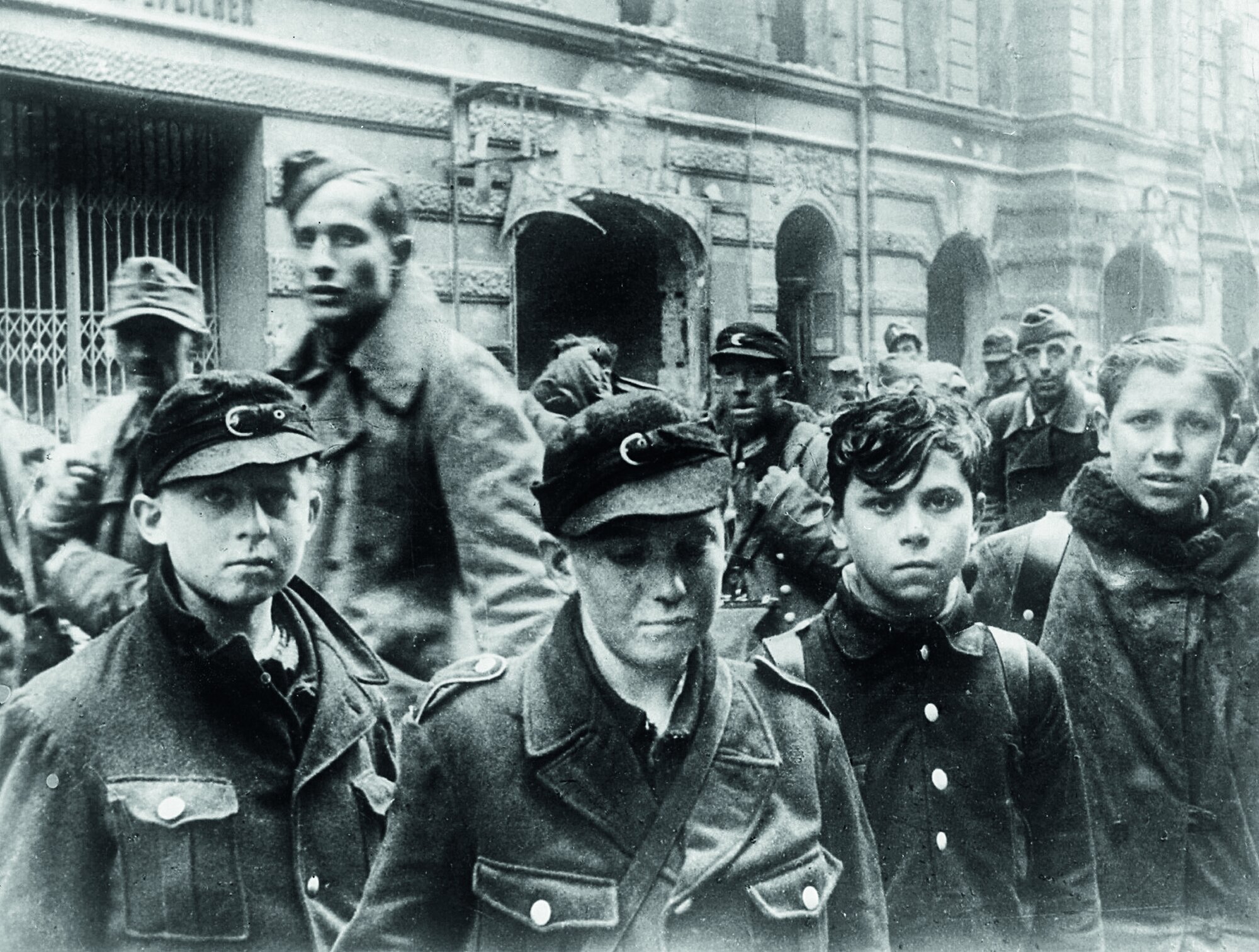 Berlin, Mai 1945: Deutsche Soldaten nach der Kapitulation auf dem Weg in die sowjetische Kriegsgefangenschaft. Im Vordergrund: Halbwüchsige vom „Volkssturm“