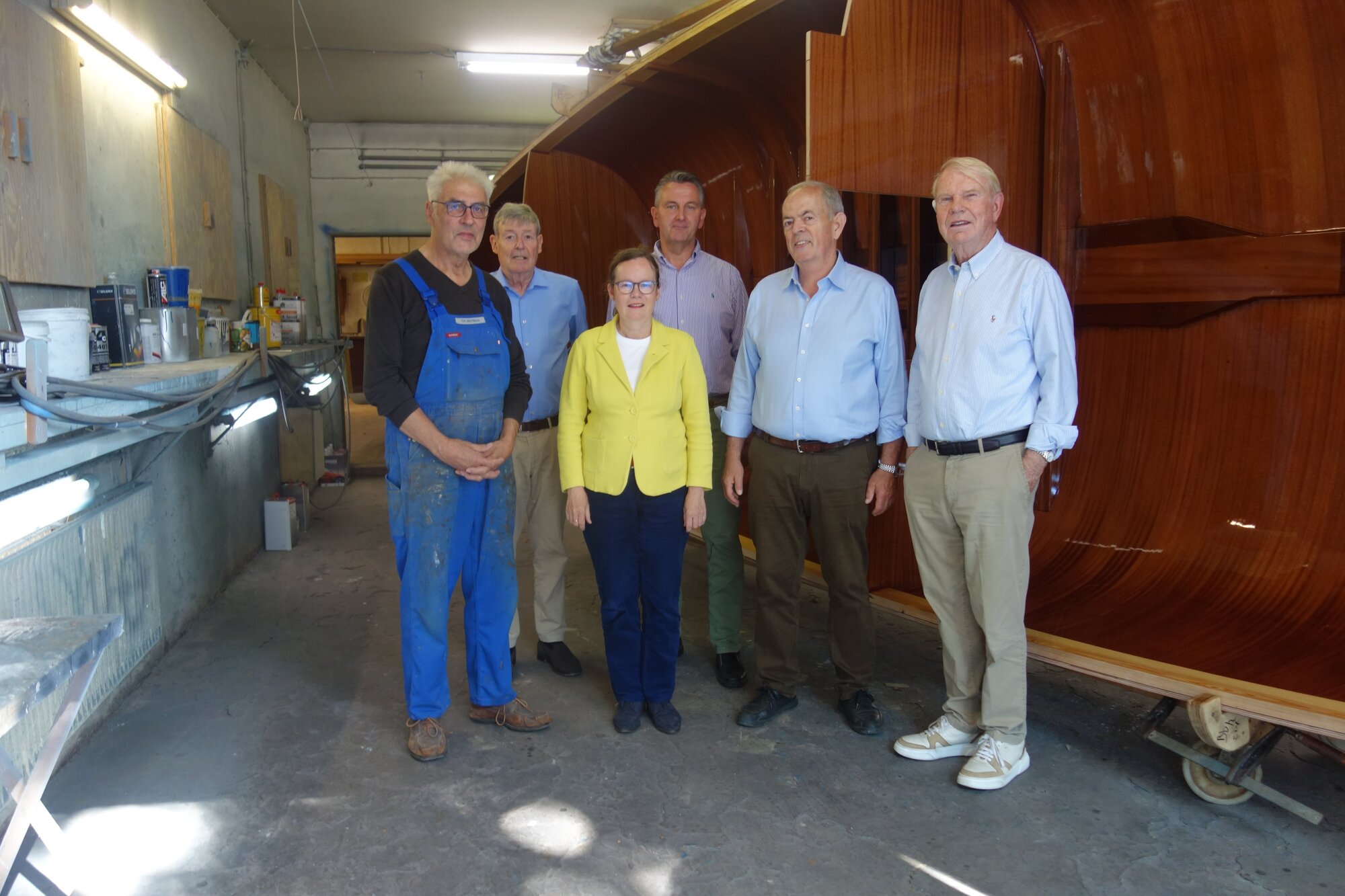 Besuch beim Bootsbauer: Preisträger Christian Dietrich und die Jurymitglieder Johannes Dieckmann, Präsidentin Lu Seegers, Sascha Wagener, Sigmund Graf Adelmann, Dieter Kölling 