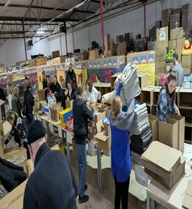 Fleißige Hände beim Päckchenpacken für die Ukraine