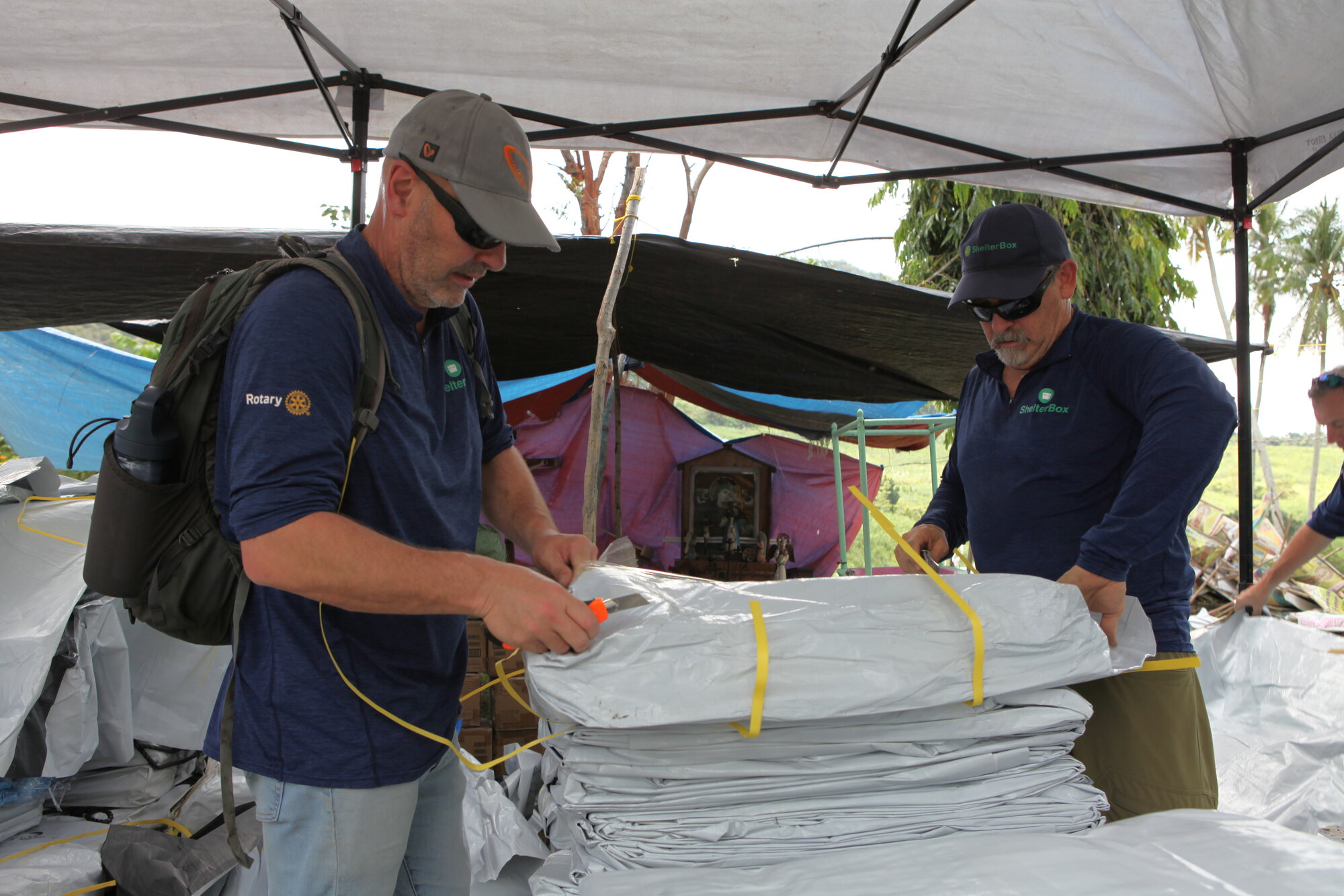 Dave Ray (links) packt gemeinsam mit Brian Glenn Planen. aus, die später verteilt werden.