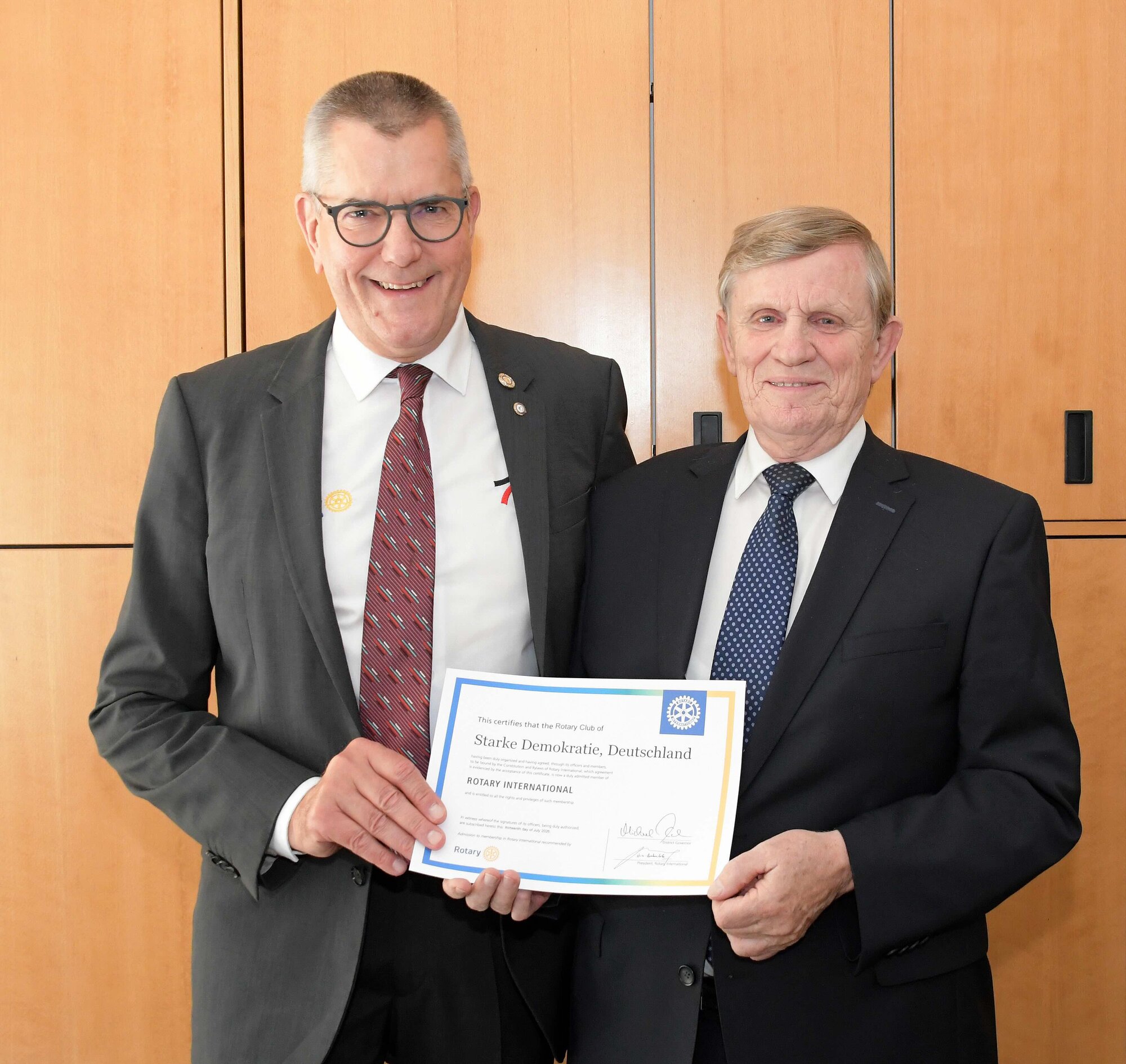 Governor Michael Koch überreichte die Charterurkunde an Präsident Michael Feist Governor Michael Koch überreichte die Charterurkunde an Präsident Michael Feist