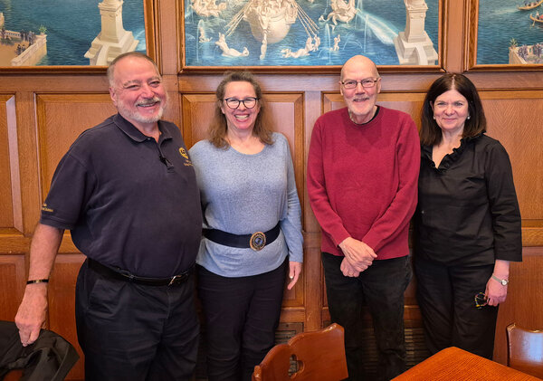 Mitglieder des RC Chicago Financial District mit Redakteurin des Rotary Magazins: Gerald, Cliff und Vickie