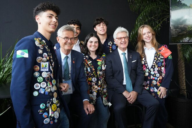 Rotary Präsident Francesco Arezzo mit Rotary Youth Exchange-Studenten und Foundation Trustee Chair Holger Knaack in Brasilien Rotary Präsident Francesco Arezzo mit Rotary Youth Exchange-Studenten und Foundation Trustee Chair Holger Knaack in Brasilien