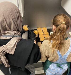Kinder helfen bei der Vorbereitung eines gesunden Frühstücks.