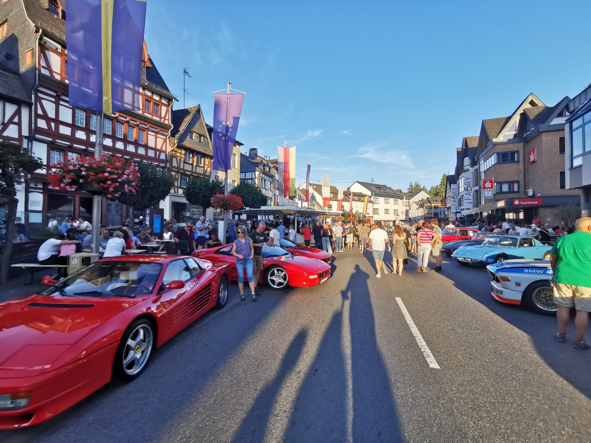 Die Oldtimer weckten die Neugier bei vielen Passanten Die Oldtimer weckten die Neugier bei vielen Passanten