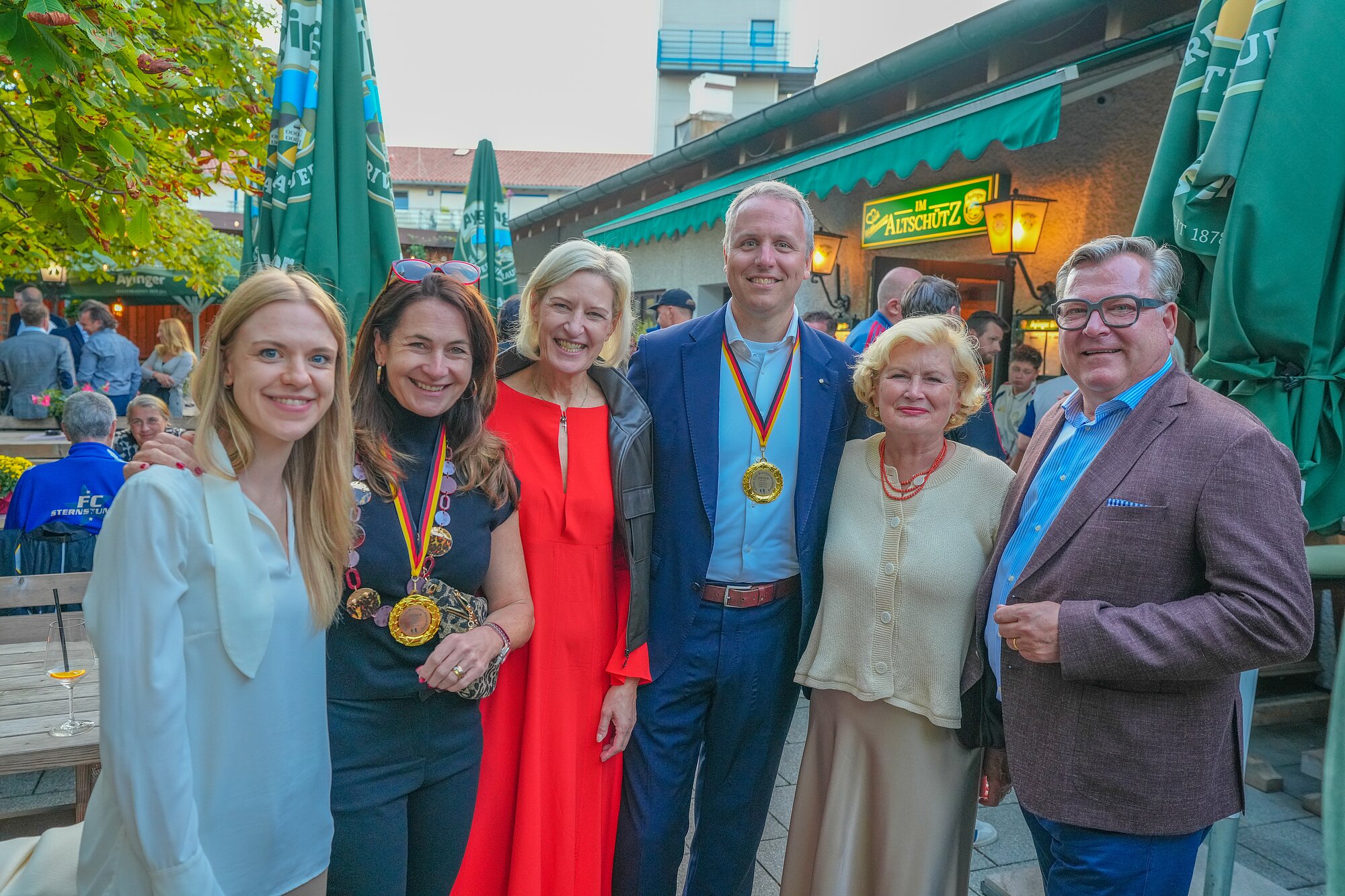 Vor dem Abendempfang: Christina Maria Leeb (RC München-Harlaching); Natalie Schmid, Geschäftsführerin „Sternstunden”, Prof. Dr. Angelika Niebler, EU-Abgeordnete und Schirmherrin; Frerk Fitzek, Co-Projektleiter (RC München-Ost), Kerstin Meik und der Bayerische Staatsminister der Justiz Josef Schmid, MdL (von links)