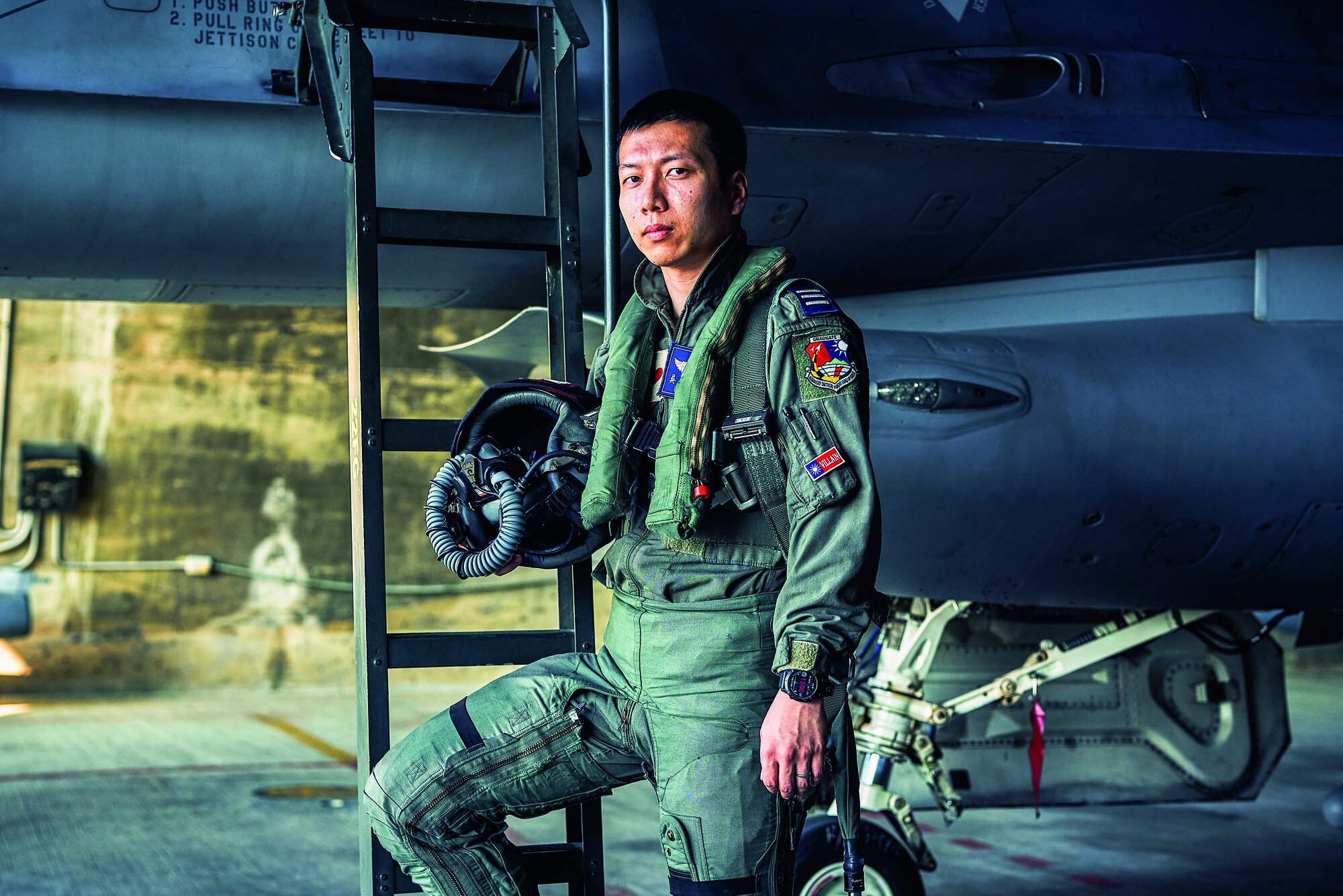 Hauptmann Wu Sheng-wei von der Luftwaffe der Republik China (Taiwan) posiert an seinem F-16-Jet Hauptmann Wu Sheng-wei von der Luftwaffe der Republik China (Taiwan) posiert an seinem F-16-Jet