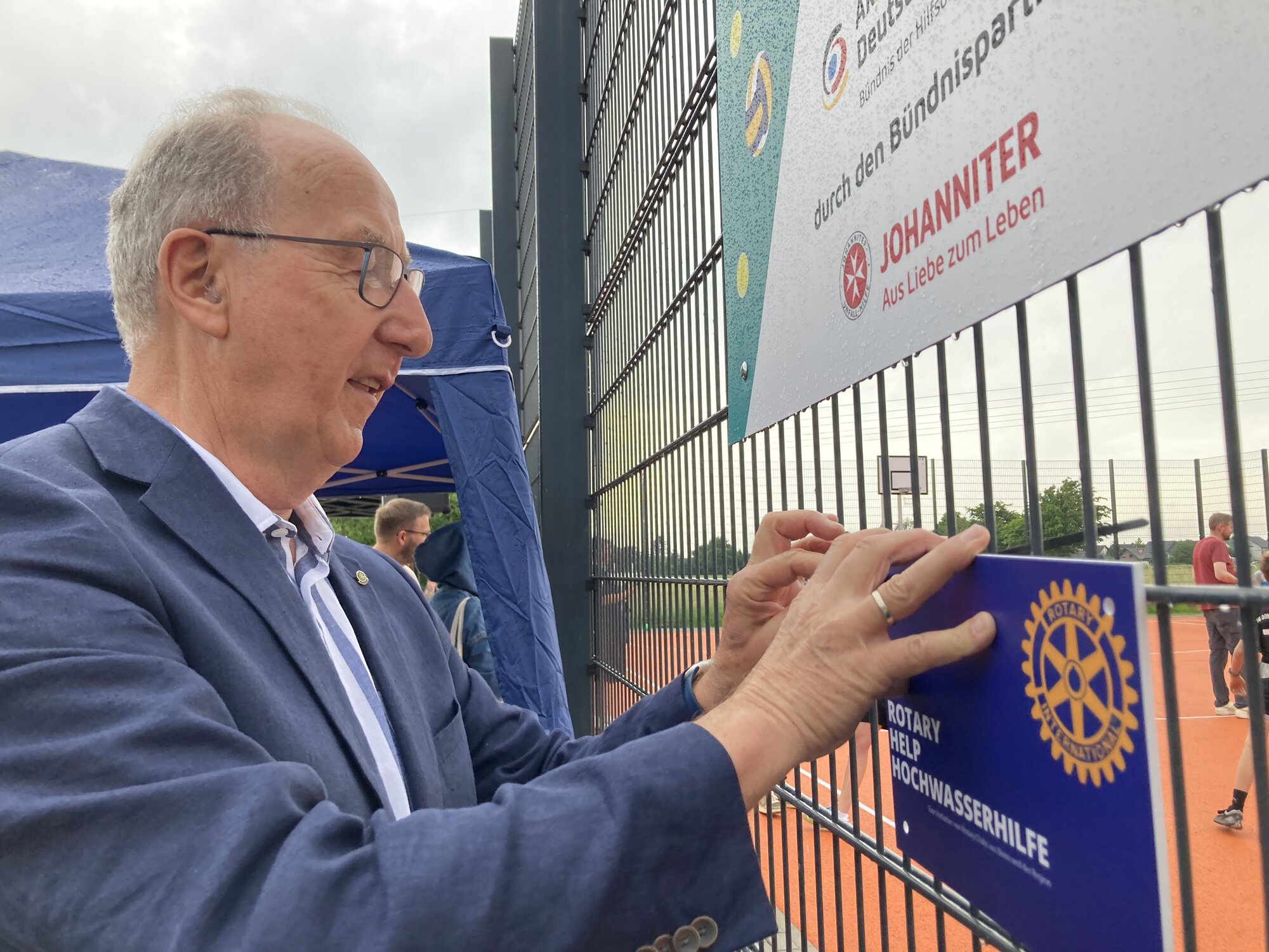 Gerhard Brühl, Präsident des RC Bornheim, markierte das Kleinspielfeld als Spende der Rotary Help-Hochwasserhilfe