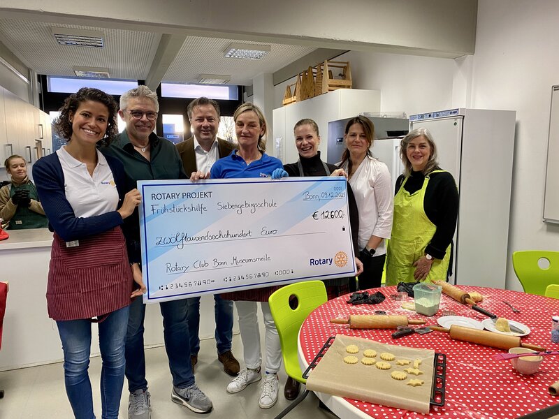 Stolz präsentieren die Frühstücksmacher das Ergebnis ihrer Spendenaktion.