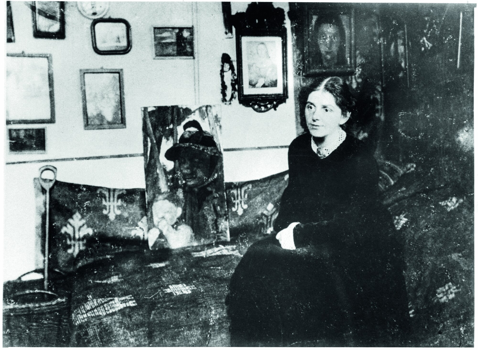 Paula Modersohn-Becker in ihrem Atelier bei Brünjes um 1905
