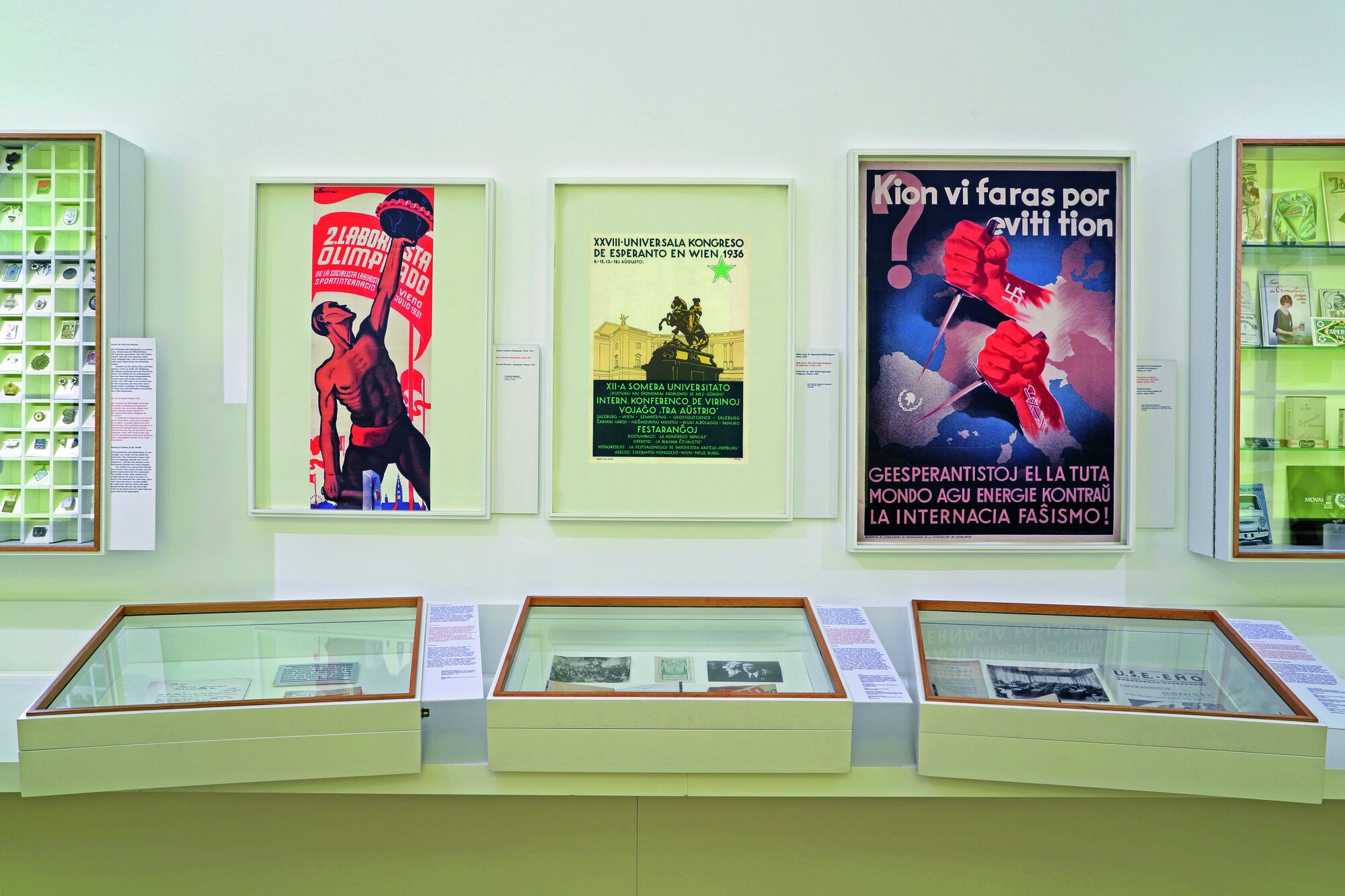 Esperanto-Plakate aus der Zwischenkriegszeit (v. l.): Ankündigung der Arbeiter-Olympiade in Wien 1931. Der 28. Esperanto-Weltkongress fand 1936 in Wien in der Hofburg statt. Das dritte Plakat ist ein Aufruf an Esperanto-Sprecher, etwas gegen den internationalen Faschismus zu unternehmen