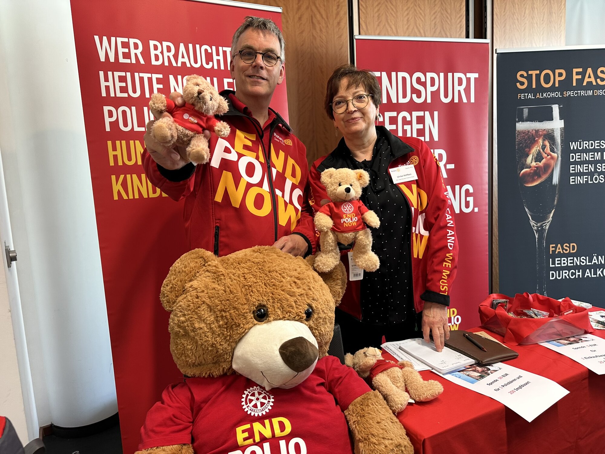 Die Polio-Plus-Beauftragte Ulrike Höffken (RC Oberhausen Antony-Hütte) und Christian Schleuss (RC Hagen), End-Polio-Now-RI-Koordinator für Deutschland, die Schweiz und Liechtenstein, präsentierten die bekannten End-Polio-Now-Bären beim PELS/SELS im Duisburger City Palais.