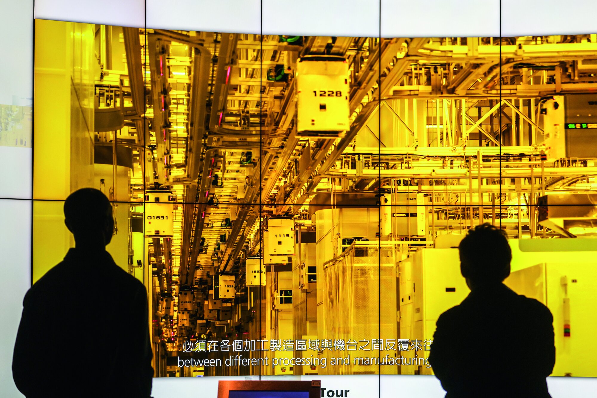 Besucher sehen sich im Museum of Innovation von TSMC in Hsinchu/Taiwan ein Einführungsvideo über Silizium, Mikrochips und Wafer an Besucher sehen sich im Museum of Innovation von TSMC in Hsinchu/Taiwan ein Einführungsvideo über Silizium, Mikrochips und Wafer an