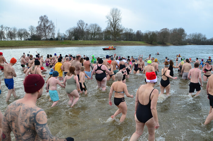 Neujahrsschwimmen Wesel2