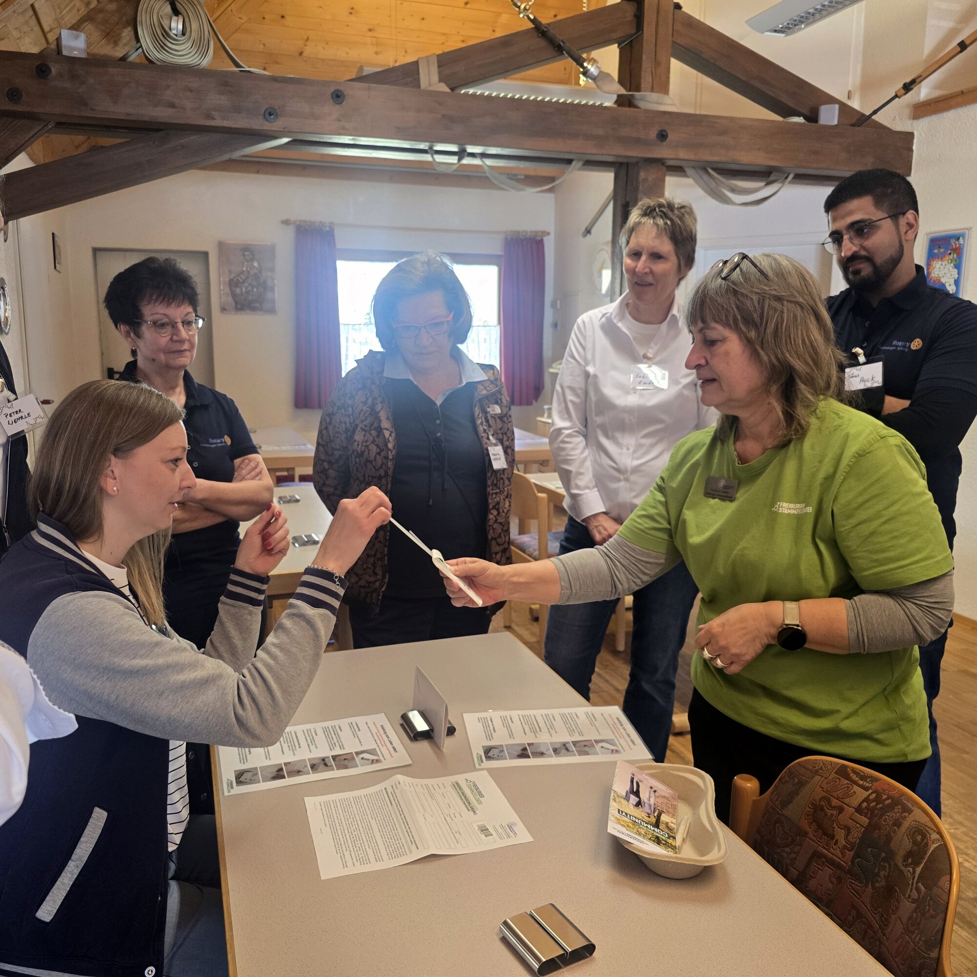 Mit einem Wattestäbchen entnahmen die Teilnehmenden selbst einen Abstrich der Mundschleimhaut – ein kurzer Aufwand mit großer Wirkung.