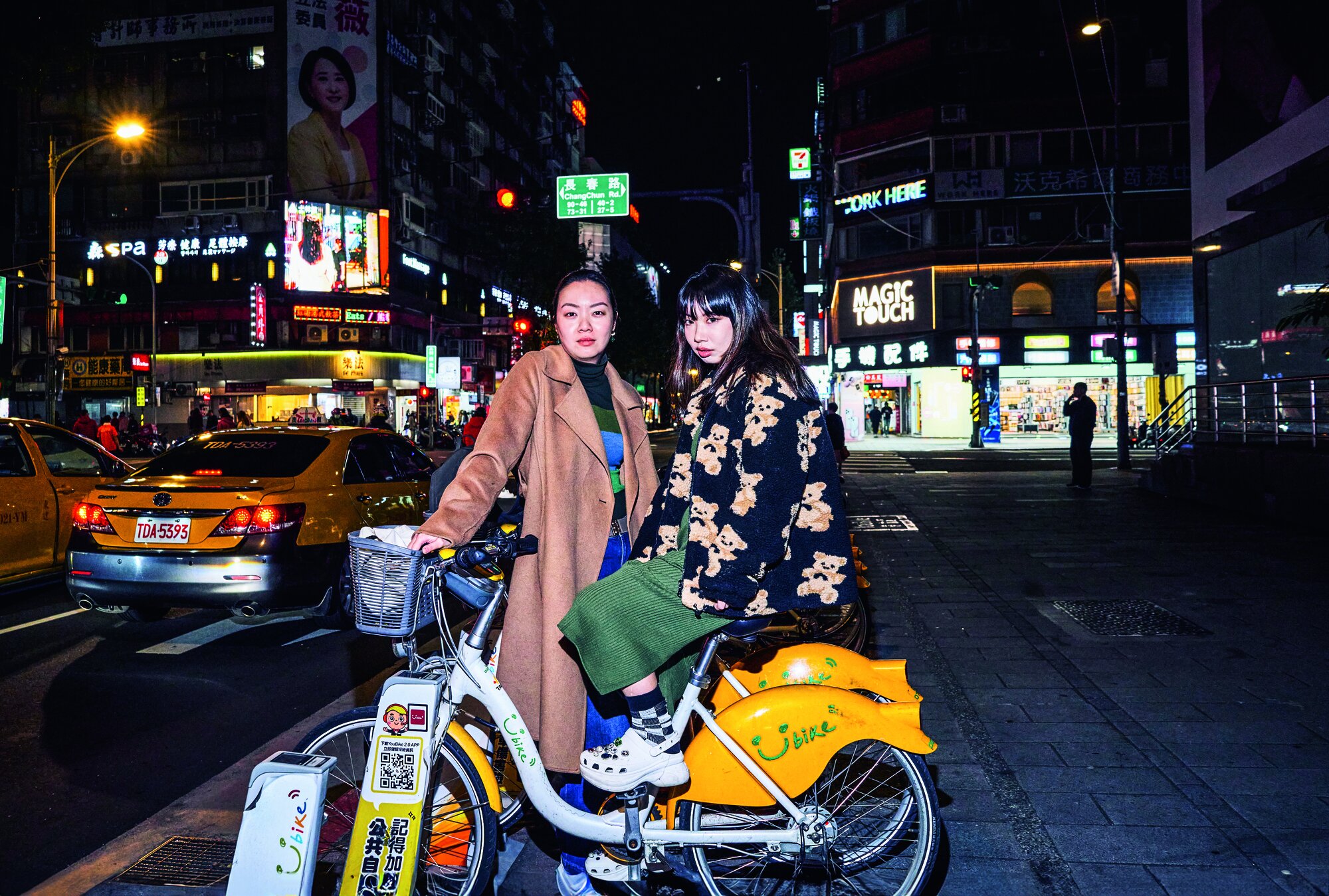 In der Kunst vereint: Die Comedians Vickie Wang (links) aus Taipeh und Jamie Wang aus Shanghai In der Kunst vereint: Die Comedians Vickie Wang (links) aus Taipeh und Jamie Wang aus Shanghai