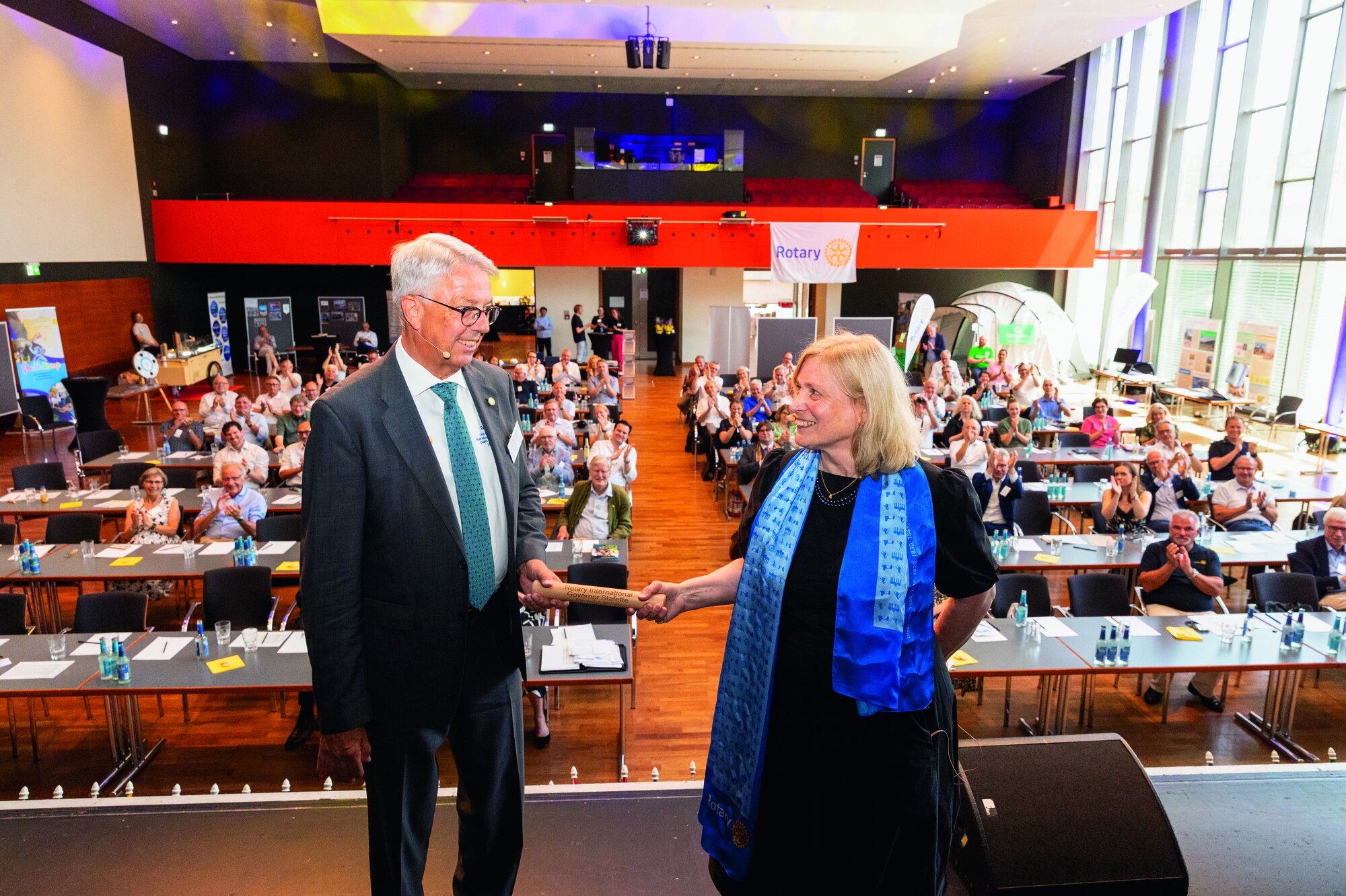 Der Staffelstab wanderte von Rolf-Michael Müller an Christel Althaus