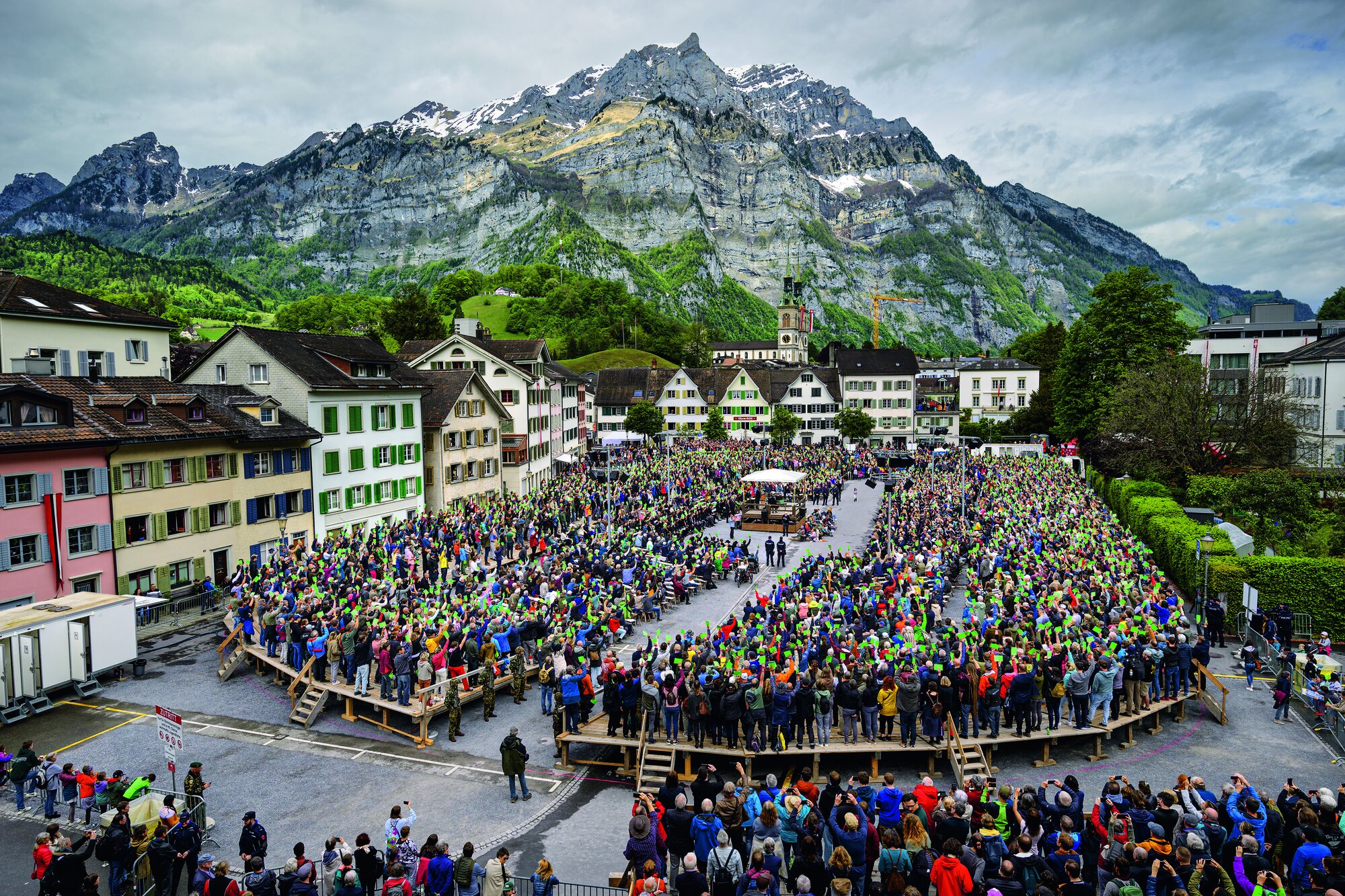Am 5. Mai 2024 stimmt die Landsgemeinde der StadtGlarus in der Schweiz öffentlich über einen Vorschlag ab Am 5. Mai 2024 stimmt die Landsgemeinde der StadtGlarus in der Schweiz öffentlich über einen Vorschlag ab