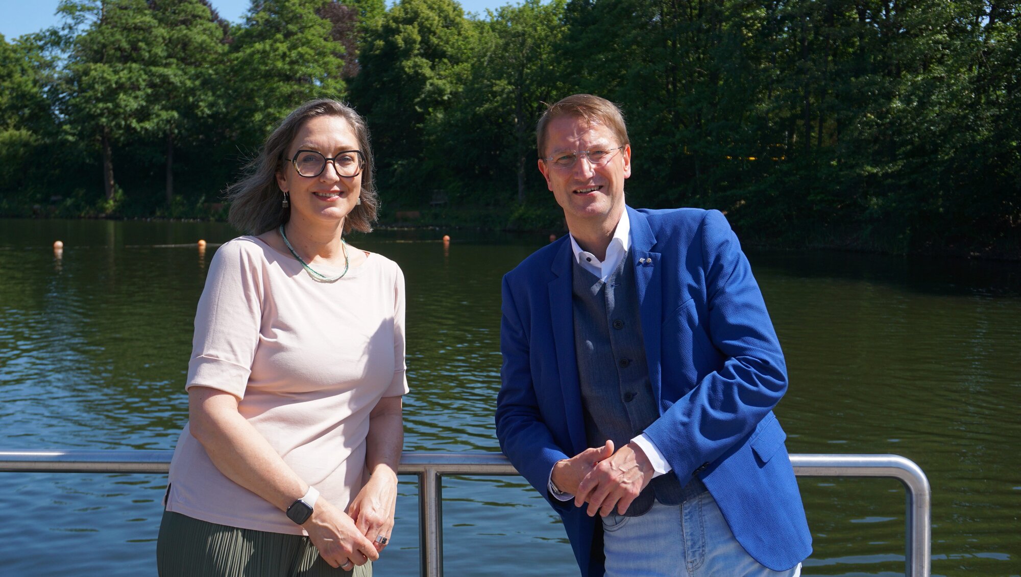 Bürgermeisterin Ulrike Schmidt freut sich gemeinsam mit Rotary-Club-Präsident Stephan Eisele, dass in diesem Jahr alle Kinder und Jugendliche im Naturbad Beckersberg freien Eintritt haben