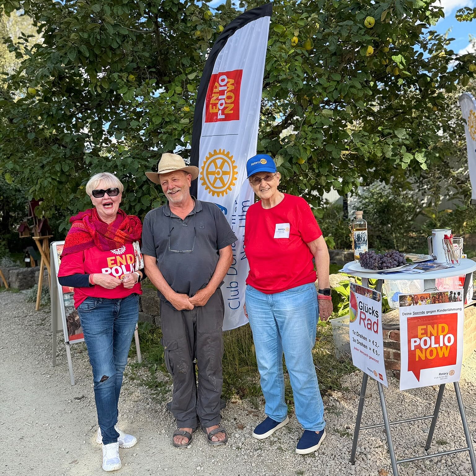 Mitglieder des RC Donau-Iller Neu-Ulm begrüßen die Besucher der Illertisser Gartentage an ihrem End-Polio-Now-Glücksrad Mitglieder des RC Donau-Iller Neu-Ulm begrüßen die Besucher der Illertisser Gartentage an ihrem End-Polio-Now-Glücksrad