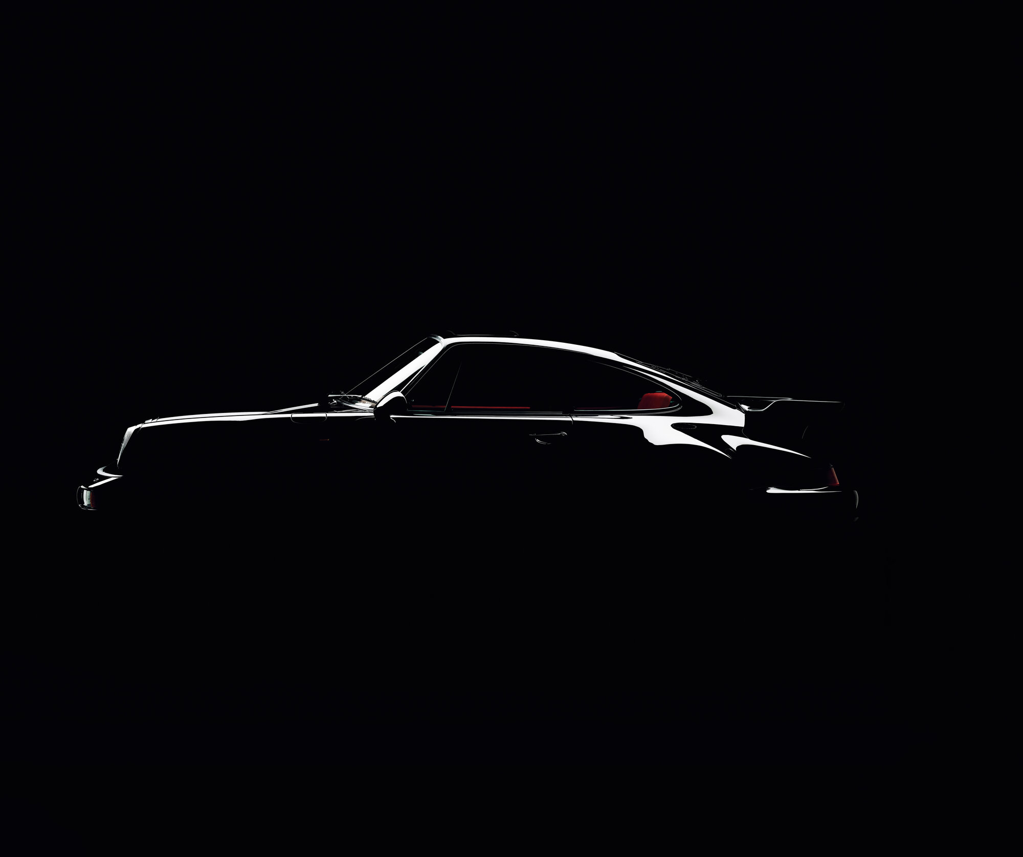 Eine flach nach hinten abfallende Dachlinie, die sogenannte „Flyline“, verleiht jedem Porsche-Sportwagen seinen typischen Look