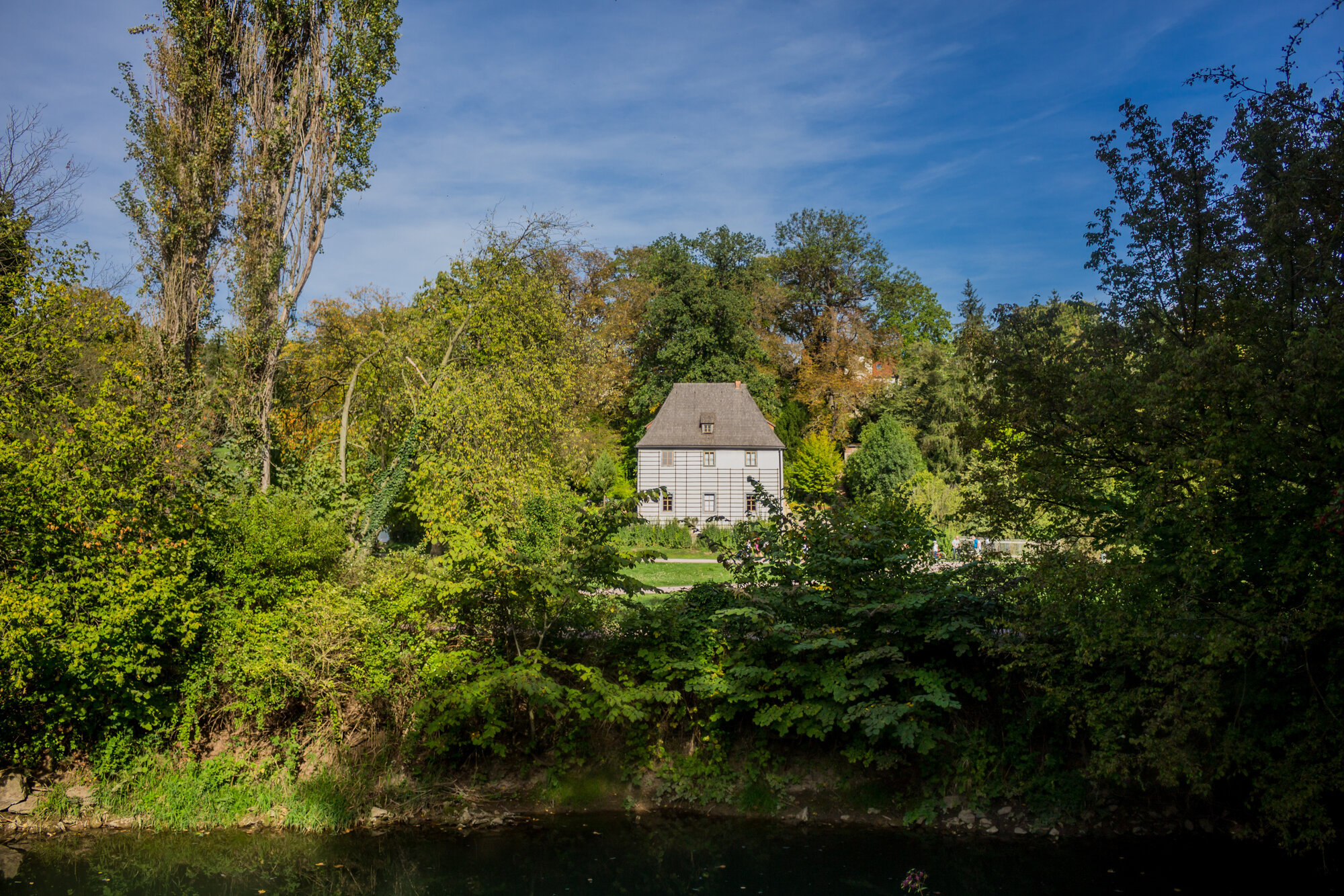 In der Ilm (vorn) an seinem Weimarer Gartenhaus soll Goethe öfter gebadet haben