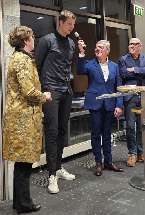 Claus Peter Müller von der Grün (zweiter von rechts) im Gespräch mit Finn Lemke (2,10 Meter, zweiter von links.), Handballnationalspieler und Markenbotschafter der MT Melsungen, Bischöfin Beate Hofmann (links) und Politikwissenschaftler Wolfgang Schröder (beide Kassel).