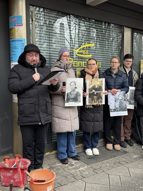 Rabbi Benzion Dov Kaplan mit Schülern des Gymnasiums Haus Overbach