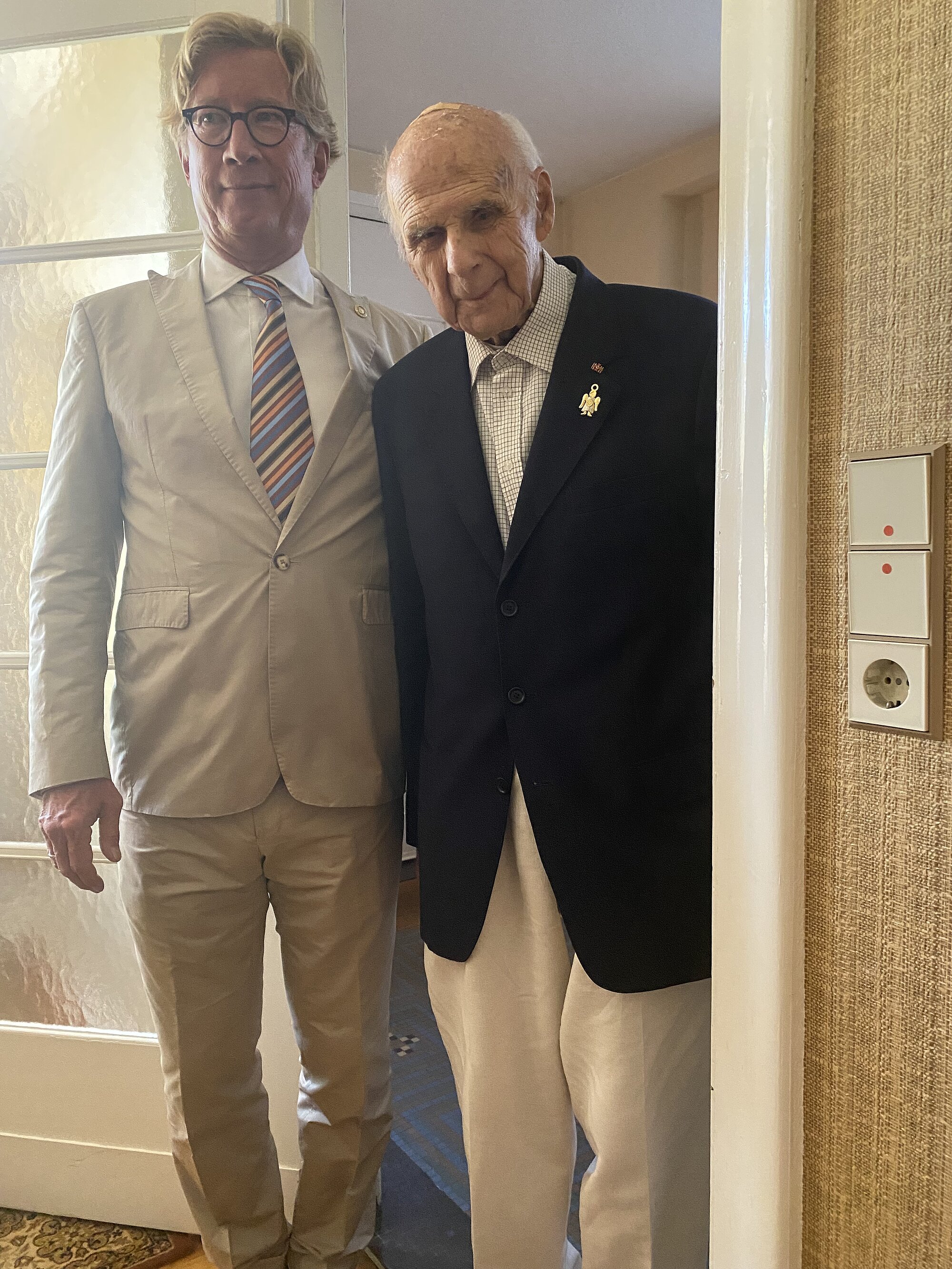 Jubilar Heinz Fortak mit dem Präsidenten des RC Berlin-Luftbrücke Stephan Kewenig nach Überreichung des Rotarischen Schutzengels Jubilar Heinz Fortak mit dem Präsidenten des RC Berlin-Luftbrücke Stephan Kewenig nach Überreichung des Rotarischen Schutzengels