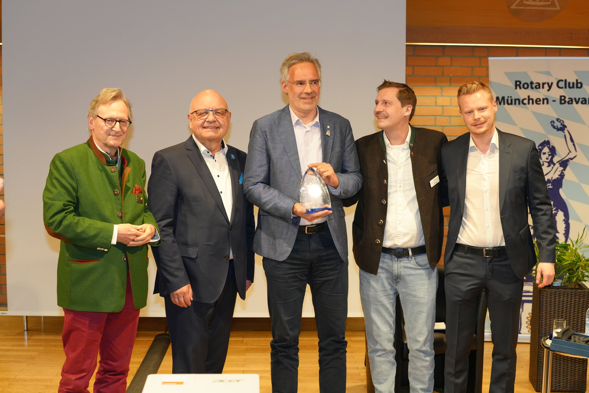 Oliver Pannke präsentiert gerührt den gerade erhaltenen Award