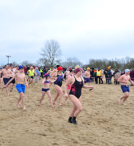 Neujahrsschwimmen in Wesel