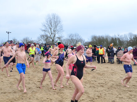 Neujahrsschwimmen in Wesel