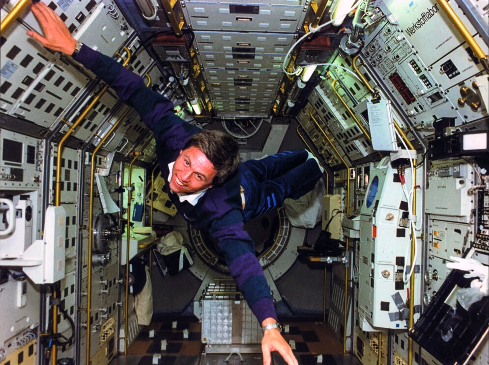 Ulrich Walter ­genießt sichtlich die Schwere­losigkeit
