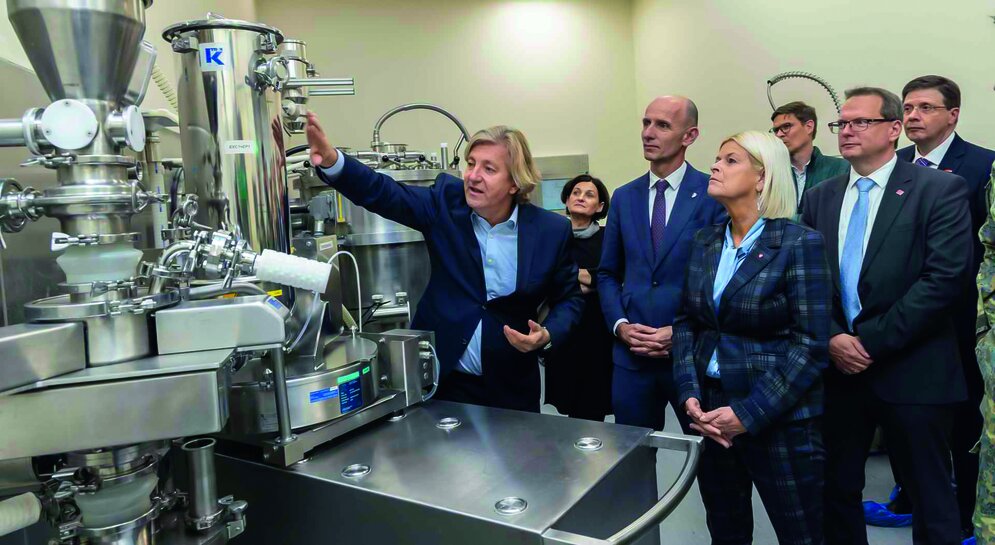 Verteidigungsministerin Claudia Tanner (r.) bei der Besichtigung der RCPE-Versuchsanlage