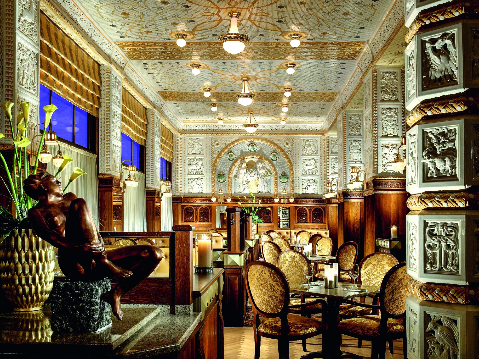Hand­bemalte Keramiken im Café Imperial