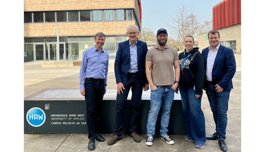 Vertreter der Mülheimer Rotary Clubs (von links: Karsten Seidl, Ulrich Borchers, beide RC Mülheim, Lars Czarnyan, RC Mülheim-Uhlenhorst, Alexandra Lahn (Hochschule Ruhr West) und Ulf Achenbach vom RC Mülheim-Schloss Broich haben ihre beruflichen Kenntnisse und Erfahrungen bei einem Berufsorientierungstag weitergegeben und die Fragen der jungen Menschen beantwortet.