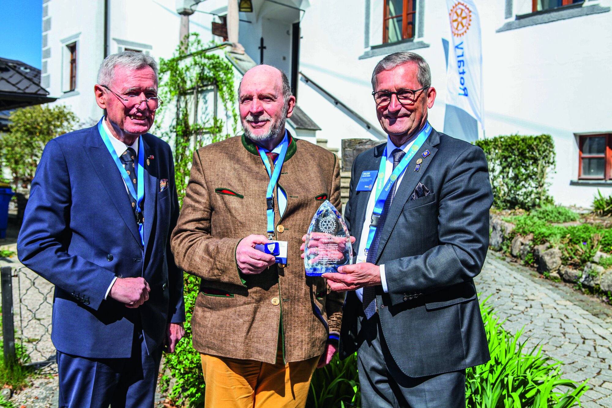 Gustav Oberwallner (links) und Walter Ebner überreichen Felix Spitzer (Mitte) die Auszeichnung