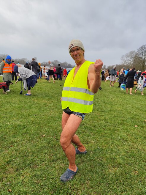 Neujahrsschwimmen Wesel: Peter Birnbacher genoss das Bad im See und fand es nachher an Land nicht wirklich kalt