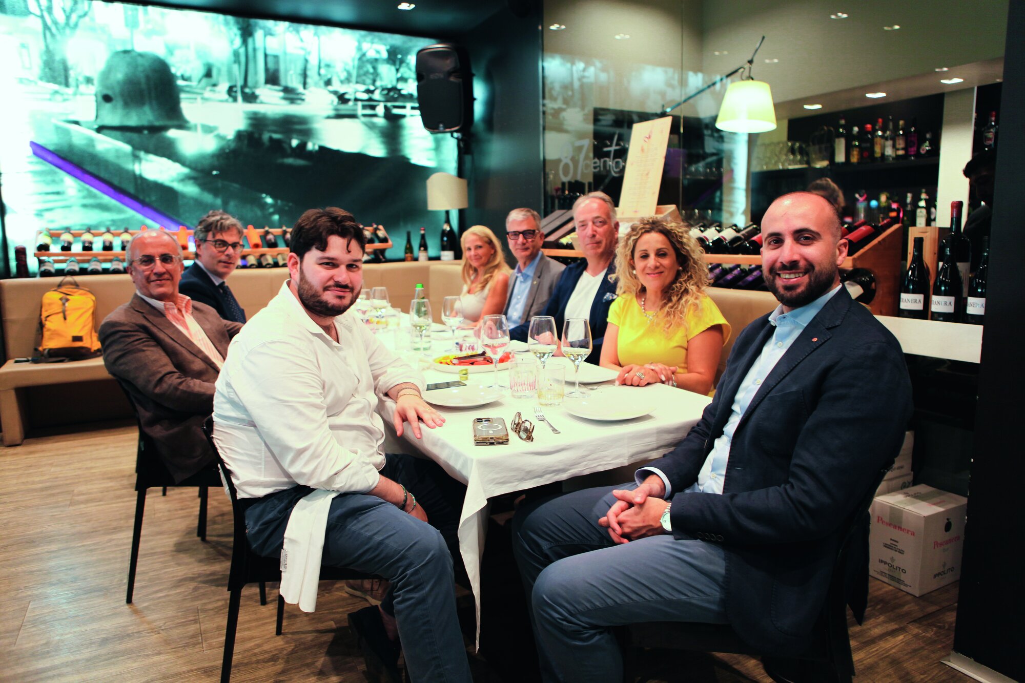 Wie an einem Familientisch: Gerti Gruber und Gunther Gröss mit rotarischen Freunden beim Mittagessen Wie an einem Familientisch: Gerti Gruber und Gunther Gröss mit rotarischen Freunden beim Mittagessen