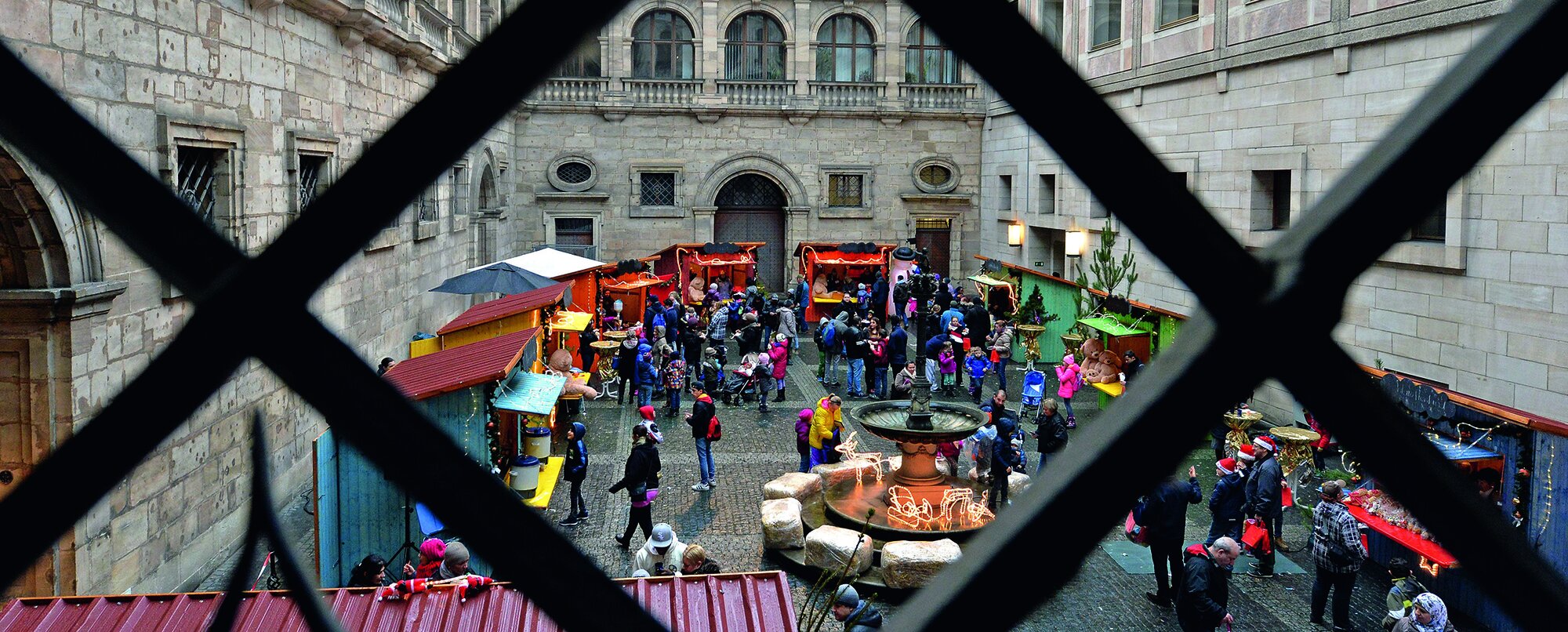 Im Innenhof des Rathauses lädt der Sternchenmarkt e. V. zu einem besonderen Weihnachtsmarkt
