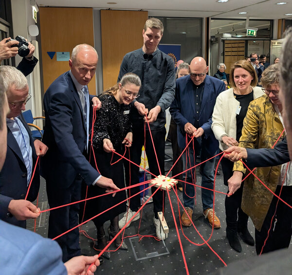 Hessens Kultusminister Armin Schwarz (links) baut mit rotarischen Freundinnen und Freunden sowie deren Gästen den „Fröbelturm“ aus dem Demokratiekoffer. 