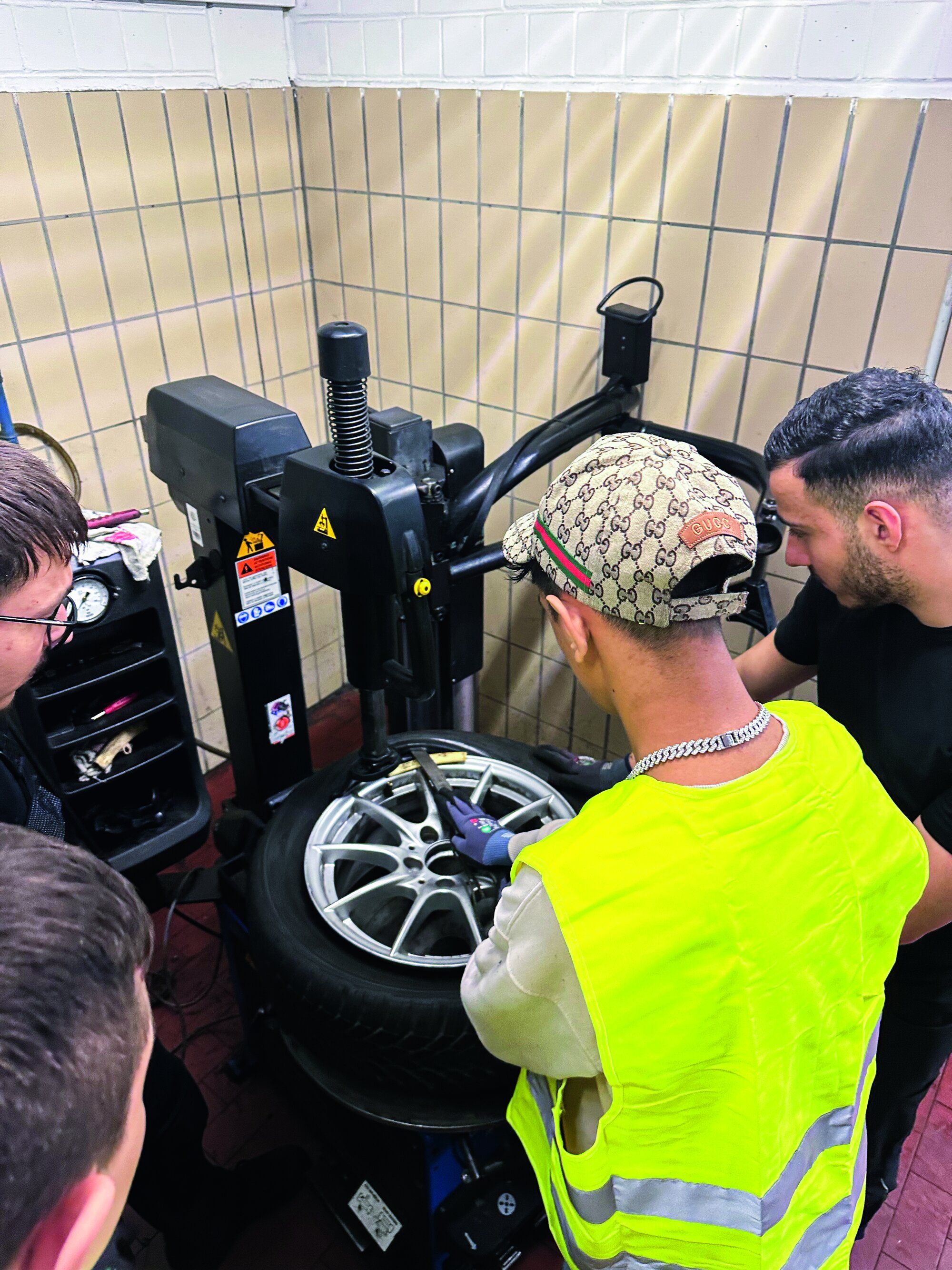 Praxis statt Prospekte: Beim Berufserkundungstag des Rotary Clubs Geislingen-Laichingen konnten die Jugendlichen selbst mitarbeiten und Ausbildungsberufe direkt vor Ort erleben