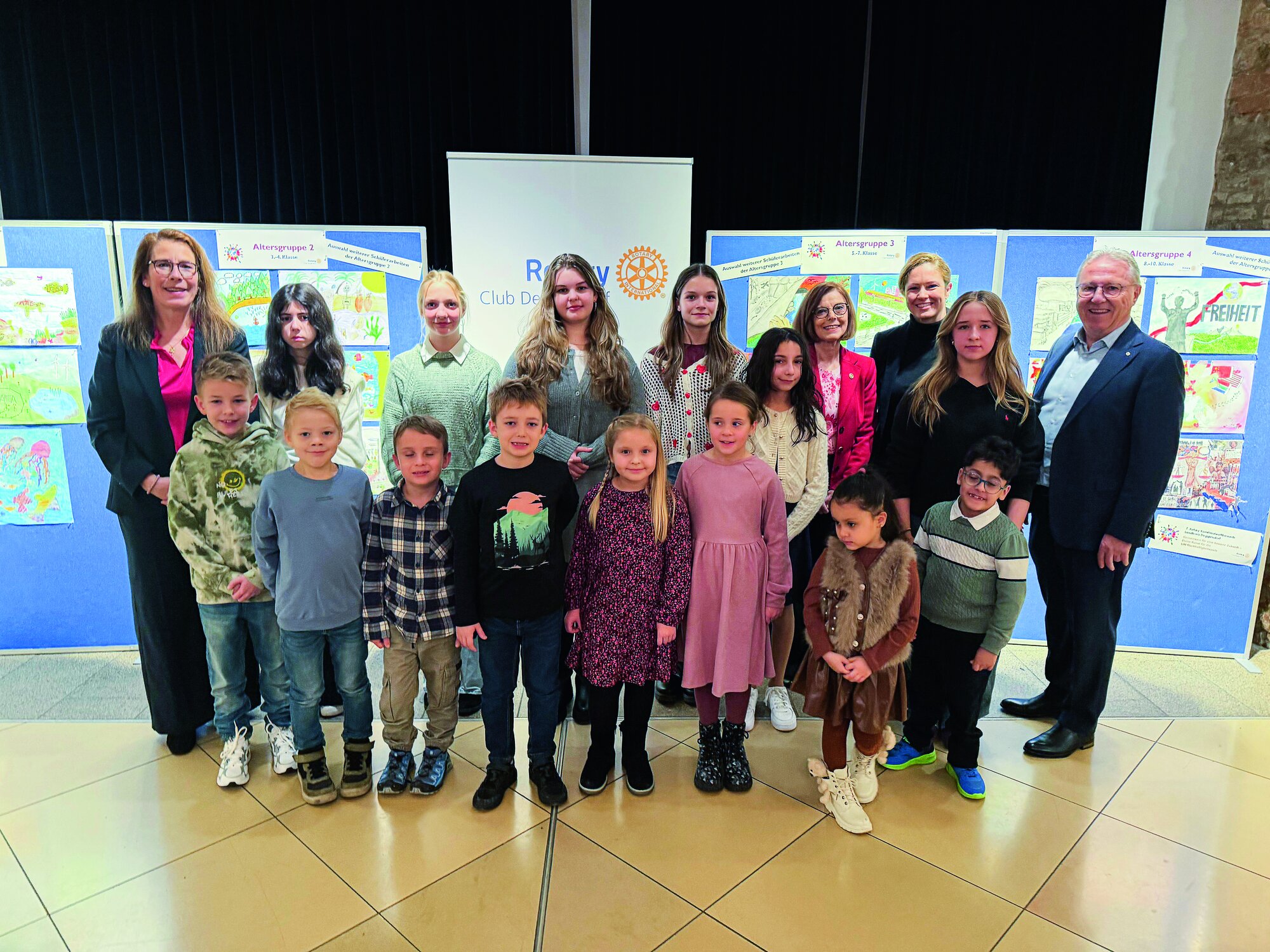 Die siegreichen jungen Künstler mit den Organisatoren Brigitte Wallstabe-Watermann (l.), Veronika Weinberger (hinten, 2. v. r.), Margarete Murauer (hinten, 3. v. r.) und Clubpräsident Hermann Peter Die siegreichen jungen Künstler mit den Organisatoren Brigitte Wallstabe-Watermann (l.), Veronika Weinberger (hinten, 2. v. r.), Margarete Murauer (hinten, 3. v. r.) und Clubpräsident Hermann Peter