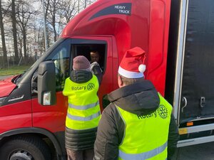 Freunde vom RC Esslingen übergeben die Geschenktüte an einen LKW-Fahrer.