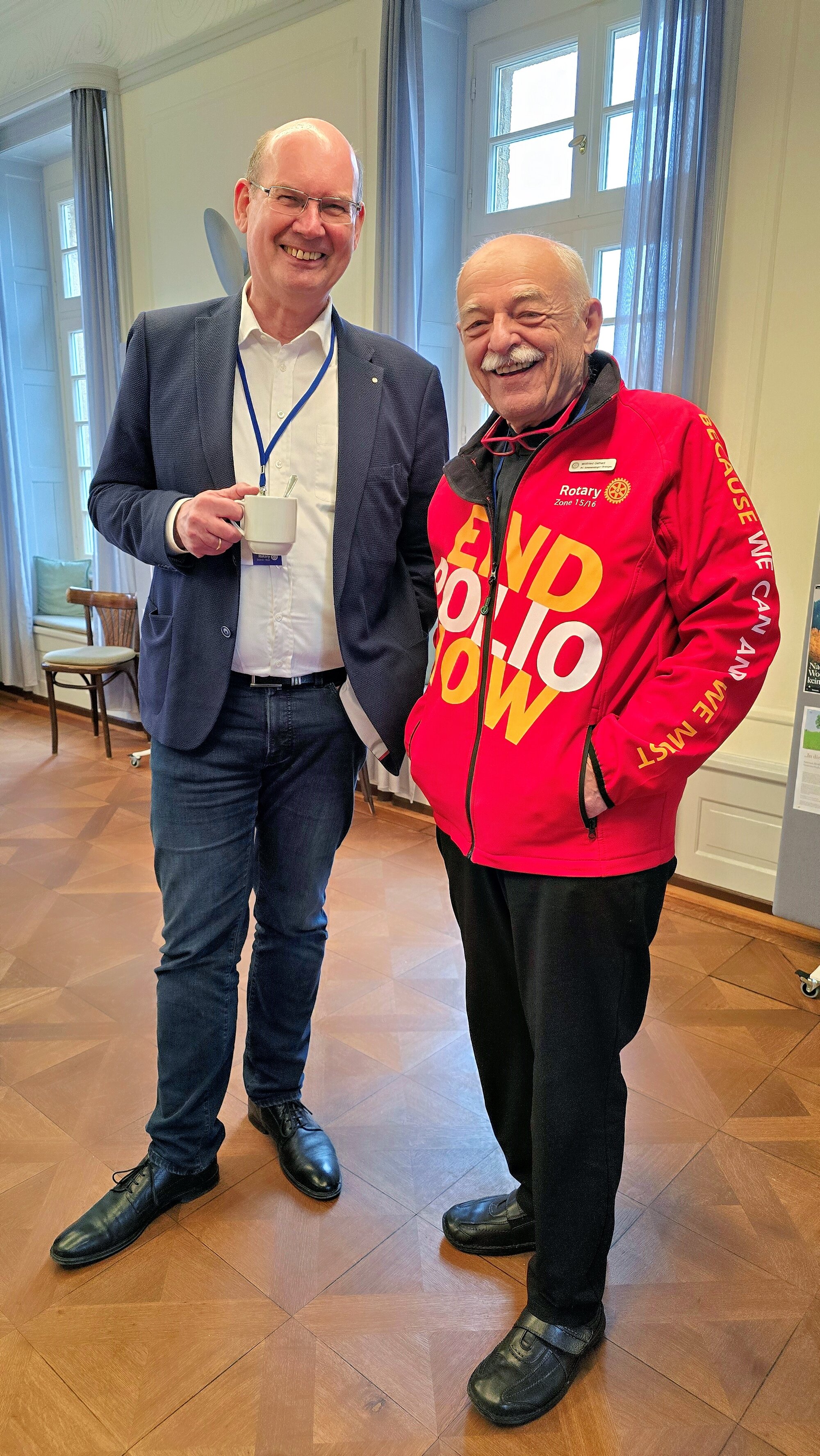 Governor elect Jörg Hochhausen (links) und Past Governor Wilfried Gehart  in der Pause beim Kaffeeverkauf des RC Emmendingen zugunsten von EPN